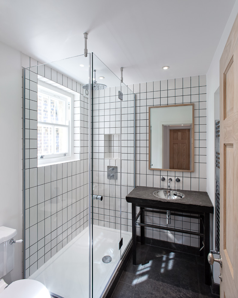 Ispirazione per una stanza da bagno contemporanea con lavabo da incasso, doccia ad angolo, piastrelle bianche e pareti bianche