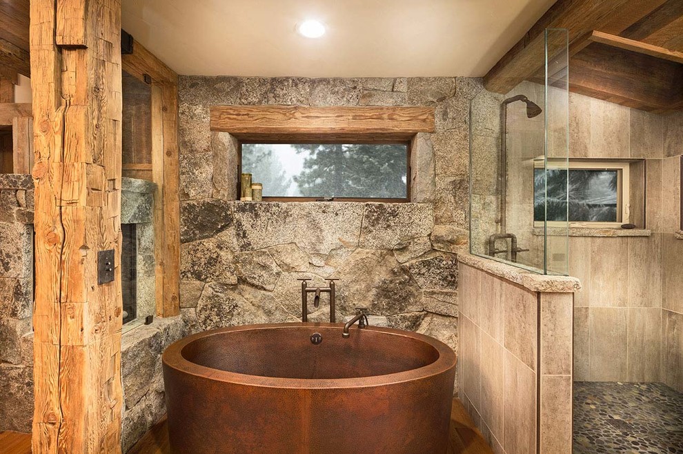 Exemple d'une grande salle de bain principale montagne en bois brun avec un placard à porte shaker, une baignoire indépendante, une douche d'angle, un carrelage beige, des carreaux de porcelaine, un mur beige, un sol en bois brun, une grande vasque et un plan de toilette en quartz.