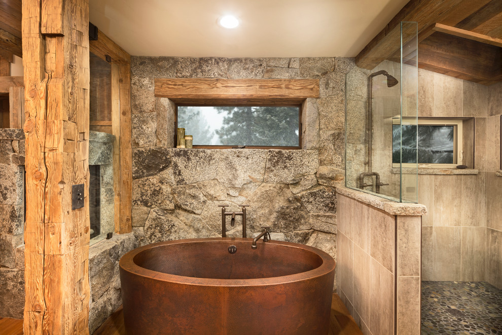 Foto på ett mellanstort rustikt en-suite badrum, med ett fristående badkar, beige kakel, en hörndusch, mellanmörkt trägolv, beige väggar, porslinskakel och med dusch som är öppen