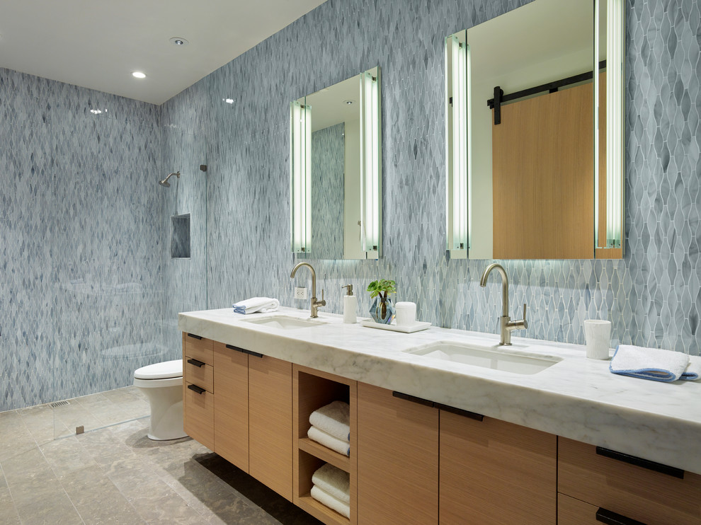 Идея дизайна: главная ванная комната в современном стиле с плоскими фасадами, светлыми деревянными фасадами, душевой комнатой, синей плиткой, врезной раковиной, серым полом, открытым душем и белой столешницей