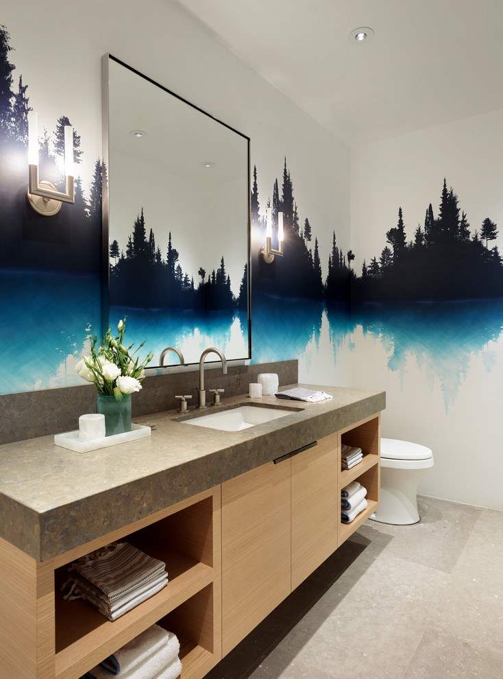 Источник вдохновения для домашнего уюта: ванная комната в современном стиле с плоскими фасадами, светлыми деревянными фасадами, разноцветными стенами, врезной раковиной, серым полом и серой столешницей
