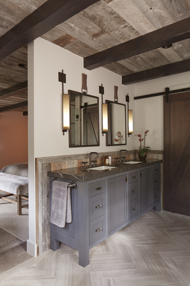 Cette photo montre une salle de bain montagne avec un placard à porte shaker et des portes de placard grises.