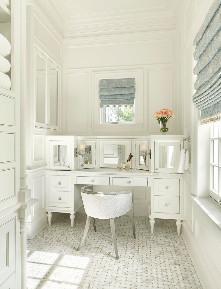 Inspiration för klassiska en-suite badrum, med vita väggar