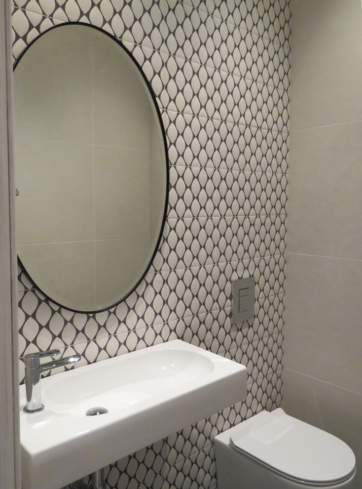 Mittelgroßes Modernes Duschbad mit offenen Schränken, Toilette mit Aufsatzspülkasten, beigen Fliesen, Porzellanfliesen, beiger Wandfarbe, Porzellan-Bodenfliesen und Wandwaschbecken in Sydney