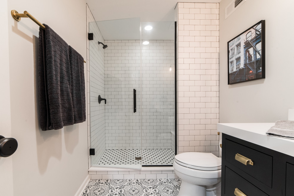 Idéer för att renovera ett lantligt vit vitt badrum, med svarta skåp, en toalettstol med hel cisternkåpa, vit kakel, tunnelbanekakel, ett undermonterad handfat, flerfärgat golv och dusch med gångjärnsdörr