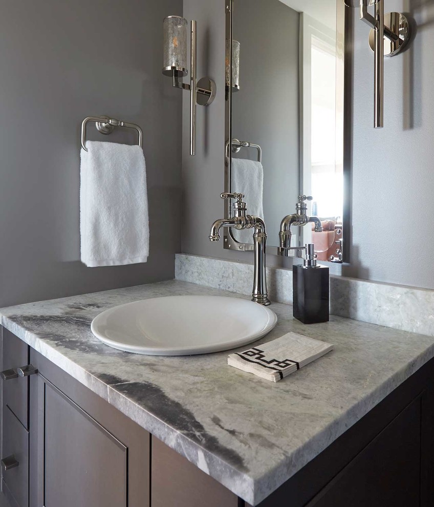 Immagine di una stanza da bagno design di medie dimensioni con ante con riquadro incassato, ante grigie, pareti grigie, lavabo a bacinella, top in quarzite e top grigio