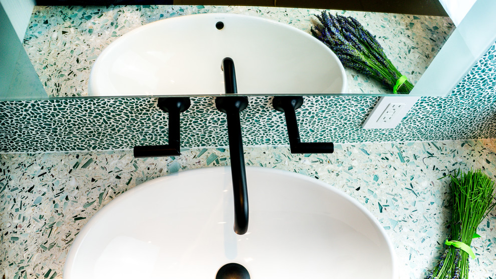Großes Modernes Badezimmer En Suite mit bodengleicher Dusche, Toilette mit Aufsatzspülkasten, grünen Fliesen, Porzellanfliesen, weißer Wandfarbe, Porzellan-Bodenfliesen, Aufsatzwaschbecken, flächenbündigen Schrankfronten, dunklen Holzschränken und Recyclingglas-Waschtisch in San Francisco