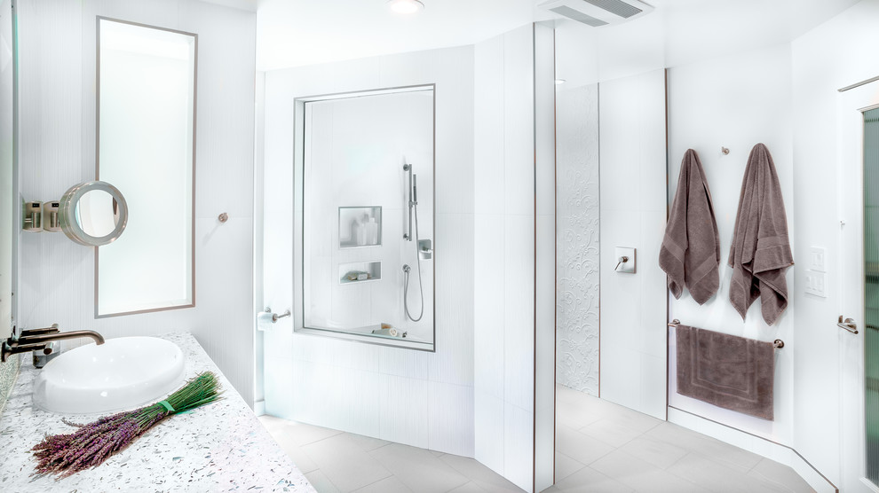 Inspiration för stora moderna en-suite badrum, med en kantlös dusch, en toalettstol med hel cisternkåpa, vit kakel, porslinskakel, vita väggar, klinkergolv i porslin, ett fristående handfat, släta luckor, skåp i mörkt trä och bänkskiva i återvunnet glas