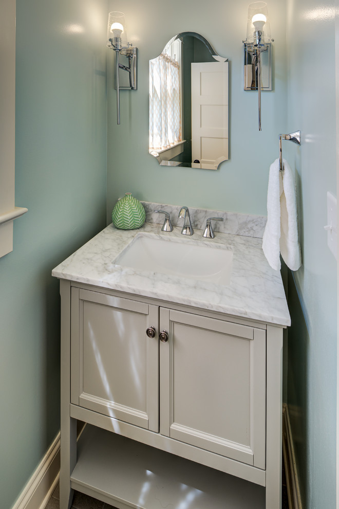 Idéer för ett litet klassiskt vit badrum med dusch, med luckor med profilerade fronter, grå skåp, blå väggar, ett undermonterad handfat och marmorbänkskiva