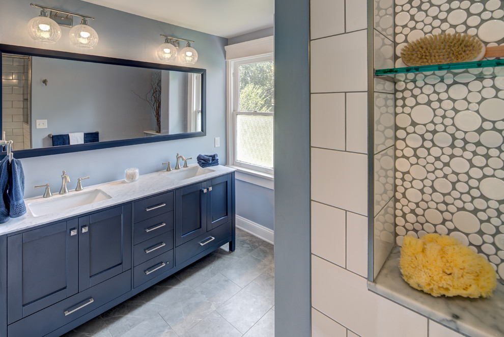 Пример оригинального дизайна: детская ванная комната среднего размера в стиле неоклассика (современная классика) с фасадами в стиле шейкер, синими фасадами, ванной в нише, душем над ванной, раздельным унитазом, белой плиткой, плиткой кабанчик, синими стенами, полом из керамогранита, врезной раковиной, мраморной столешницей, серым полом, шторкой для ванной и белой столешницей