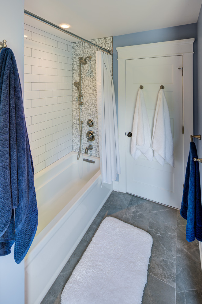 Klassisk inredning av ett mellanstort vit vitt badrum för barn, med skåp i shakerstil, blå skåp, ett badkar i en alkov, en dusch/badkar-kombination, vit kakel, tunnelbanekakel, blå väggar, klinkergolv i porslin, ett undermonterad handfat, marmorbänkskiva, grått golv och dusch med duschdraperi