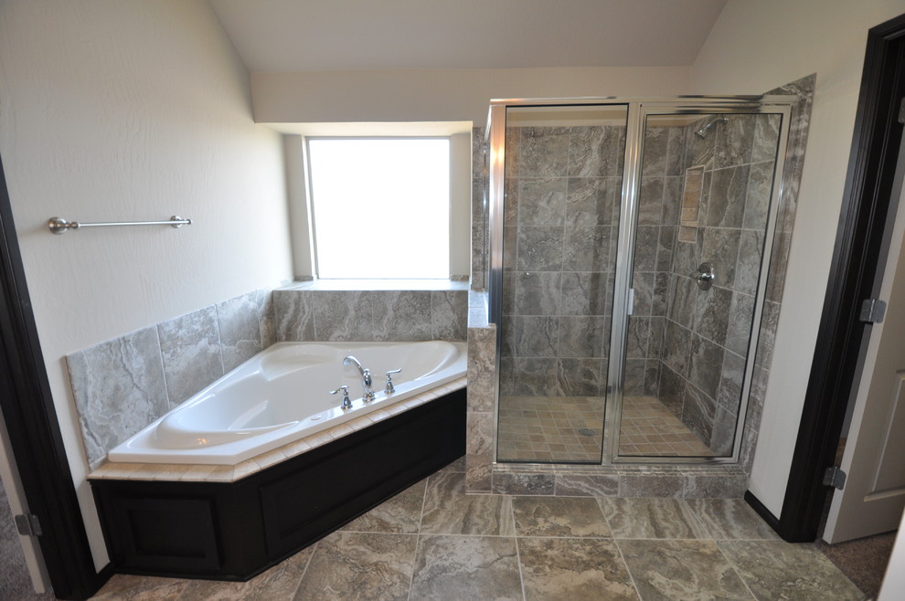 Cette image montre une salle de bain principale traditionnelle en bois brun de taille moyenne avec un placard à porte shaker, un bain bouillonnant, une douche d'angle, WC séparés, un carrelage gris, des carreaux de céramique, un mur gris, un sol en carrelage de céramique, un lavabo encastré et un plan de toilette en marbre.