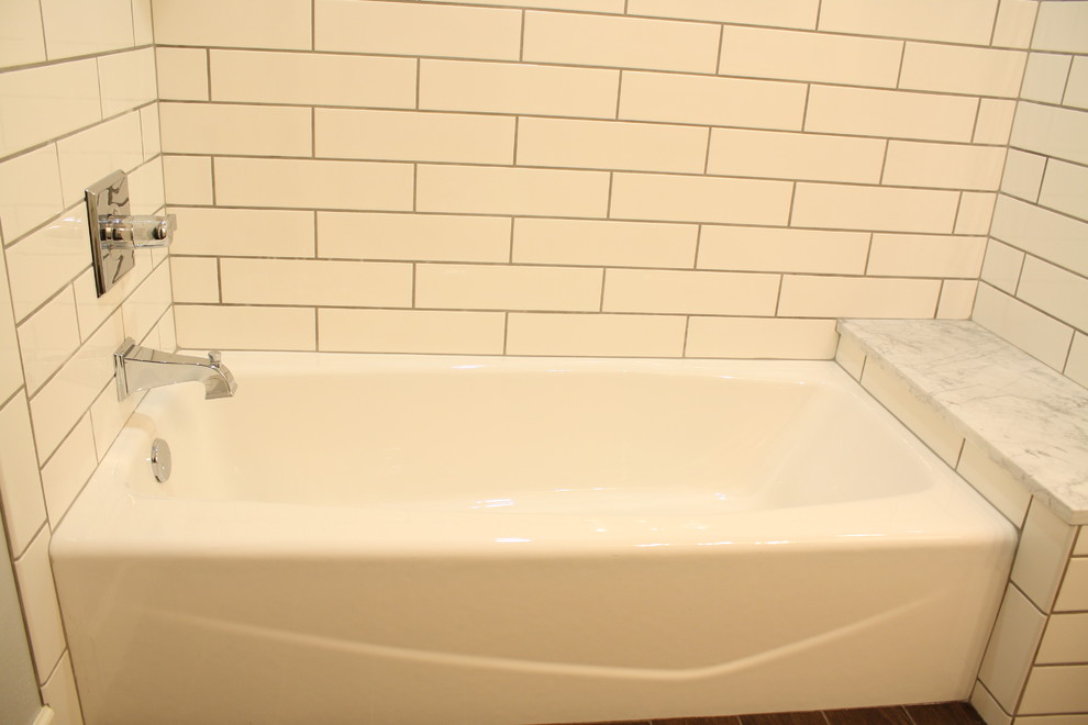 Idéer för mellanstora amerikanska badrum med dusch, med skåp i shakerstil, vita skåp, ett platsbyggt badkar, en dusch/badkar-kombination, en toalettstol med separat cisternkåpa, vit kakel, tunnelbanekakel, grå väggar, klinkergolv i keramik, ett undermonterad handfat och marmorbänkskiva
