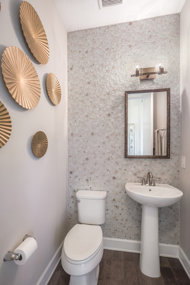 Пример оригинального дизайна: ванная комната в современном стиле с унитазом-моноблоком, серой плиткой, галечной плиткой, серыми стенами, паркетным полом среднего тона, душевой кабиной, раковиной с пьедесталом и коричневым полом