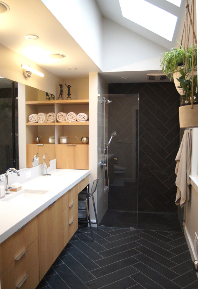 Esempio di una stanza da bagno padronale minimal di medie dimensioni con ante lisce, ante in legno chiaro, doccia alcova, pareti bianche, pavimento in cementine, lavabo sottopiano, top in quarzite, pavimento nero, porta doccia a battente e top bianco