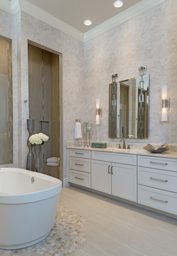 Inspiration för stora klassiska en-suite badrum, med luckor med infälld panel, vita skåp, ett fristående badkar, en öppen dusch, svart och vit kakel, travertin golv, ett nedsänkt handfat, kaklad bänkskiva, grått golv och med dusch som är öppen