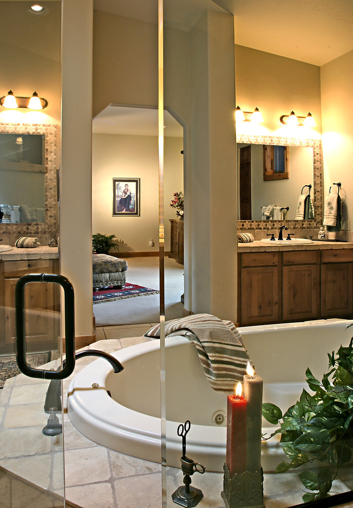 Ispirazione per un'ampia stanza da bagno padronale american style con ante con bugna sagomata, vasca sottopiano e doccia doppia
