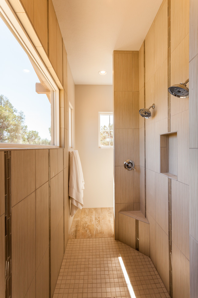 Imagen de cuarto de baño principal urbano grande con encimera de granito, bañera exenta, ducha abierta y baldosas y/o azulejos grises