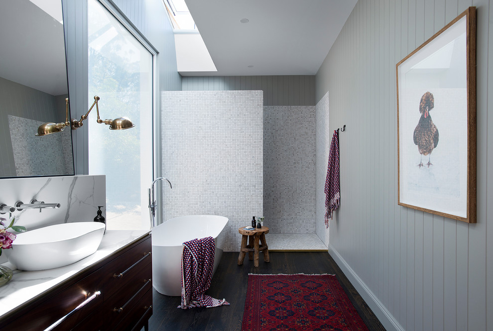 Example of a trendy bathroom design in Gold Coast - Tweed