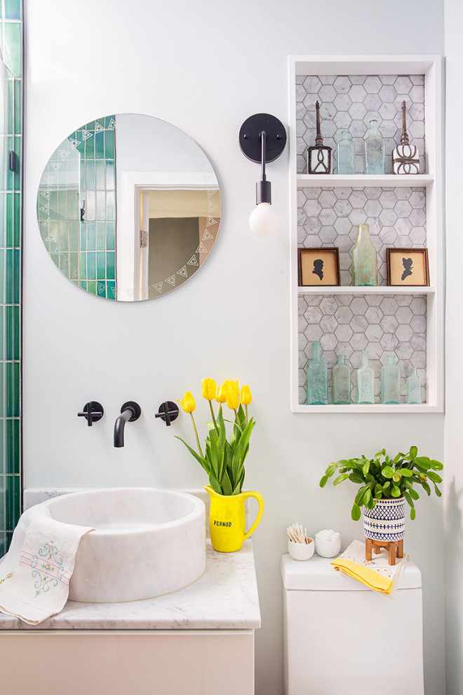 Idéer för små amerikanska vitt en-suite badrum, med skåp i mörkt trä, en kantlös dusch, marmorkakel, vita väggar, ett fristående handfat, marmorbänkskiva och med dusch som är öppen