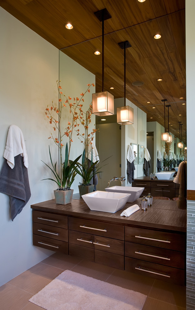 Стильный дизайн: ванная комната в стиле рустика с настольной раковиной - последний тренд