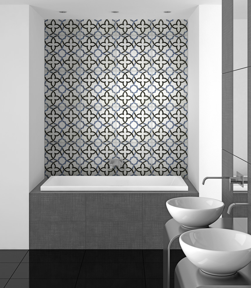 Mittelgroßes Modernes Badezimmer En Suite mit Steinfliesen, Badewanne in Nische, blauen Fliesen und weißer Wandfarbe in San Diego