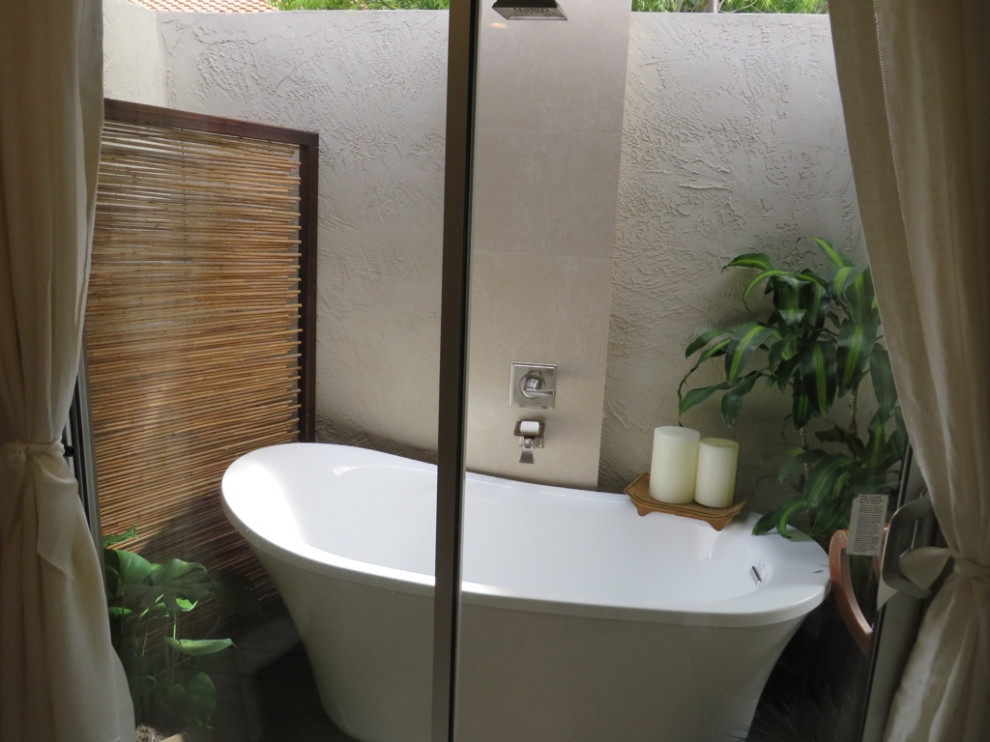 Пример оригинального дизайна: маленькая главная ванная комната в восточном стиле с отдельно стоящей ванной, душем над ванной, белыми стенами, полом из плитки под дерево, коричневым полом и открытым душем для на участке и в саду