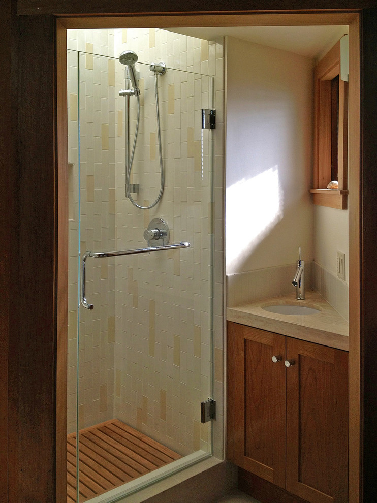 Idee per una piccola stanza da bagno con doccia stile americano con ante in stile shaker