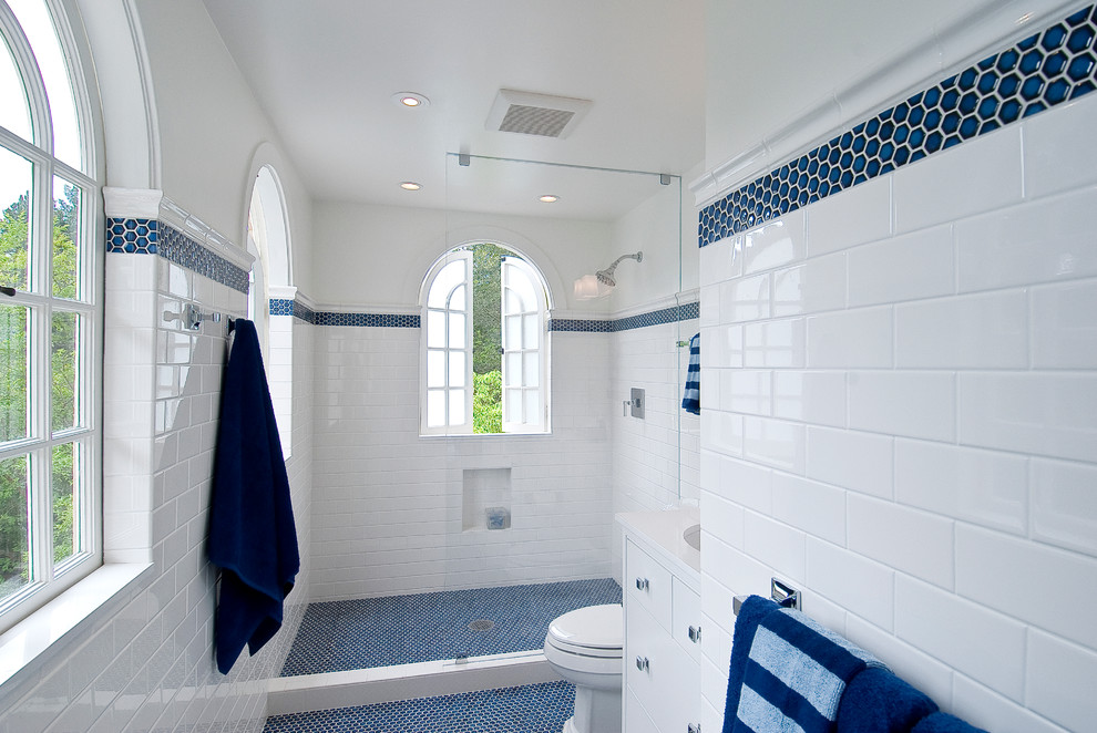 Cette image montre une salle de bain traditionnelle avec un sol bleu.