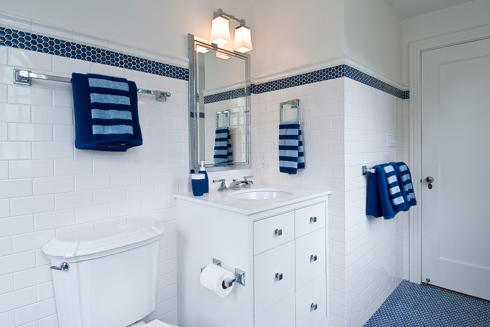 На фото: ванная комната в классическом стиле с синим полом