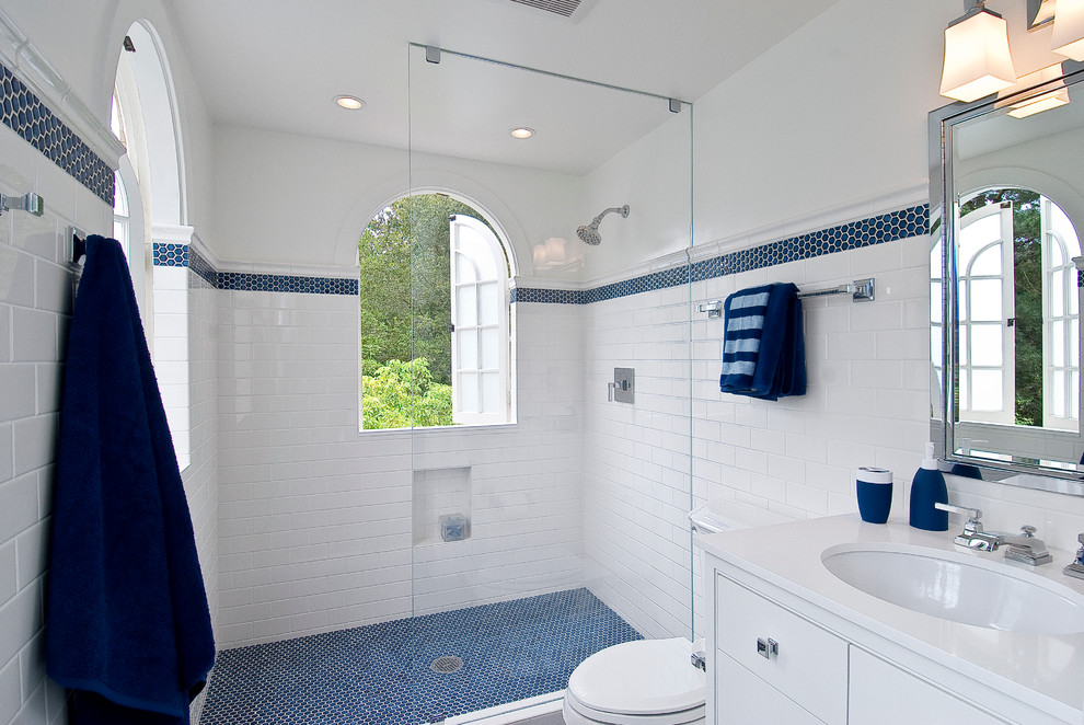Réalisation d'une salle de bain tradition avec un sol bleu.