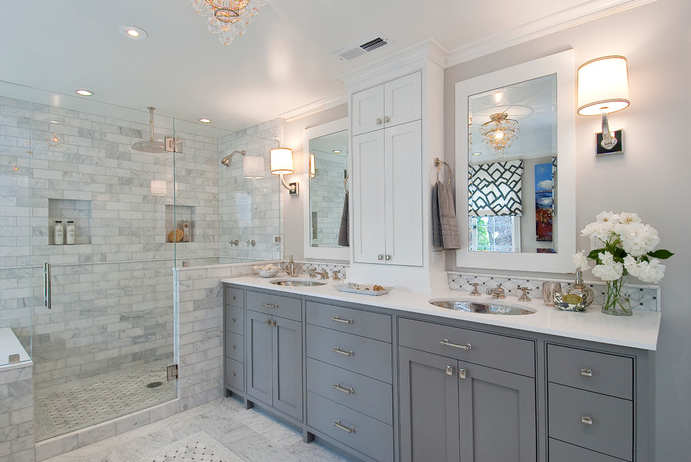 Стильный дизайн: ванная комната в классическом стиле с серыми фасадами - последний тренд