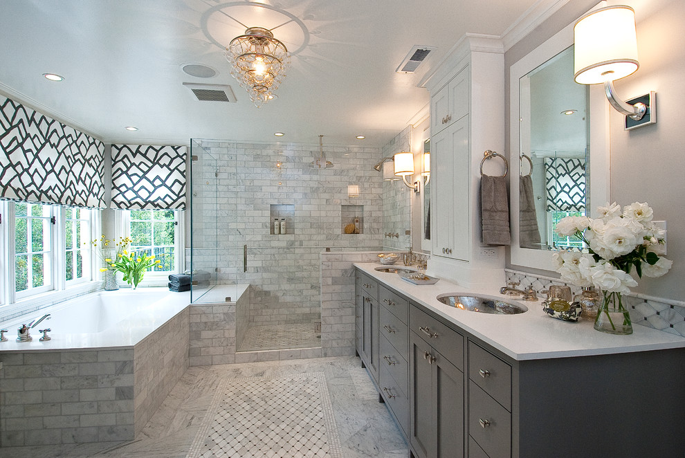 Источник вдохновения для домашнего уюта: ванная комната в классическом стиле с серыми фасадами