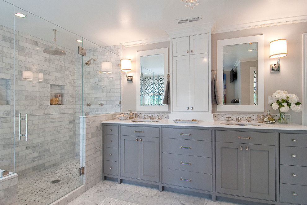 На фото: ванная комната в классическом стиле с серыми фасадами
