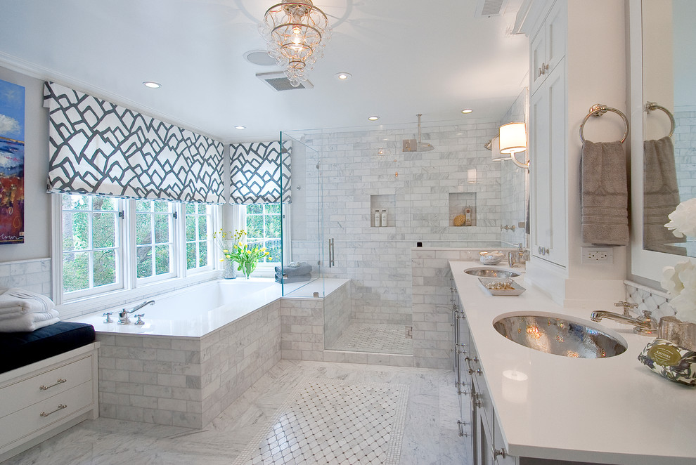 Idée de décoration pour une douche en alcôve tradition avec un lavabo encastré, un placard à porte shaker et un carrelage blanc.