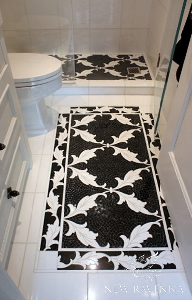 Foto på ett funkis badrum, med svart kakel och mosaik