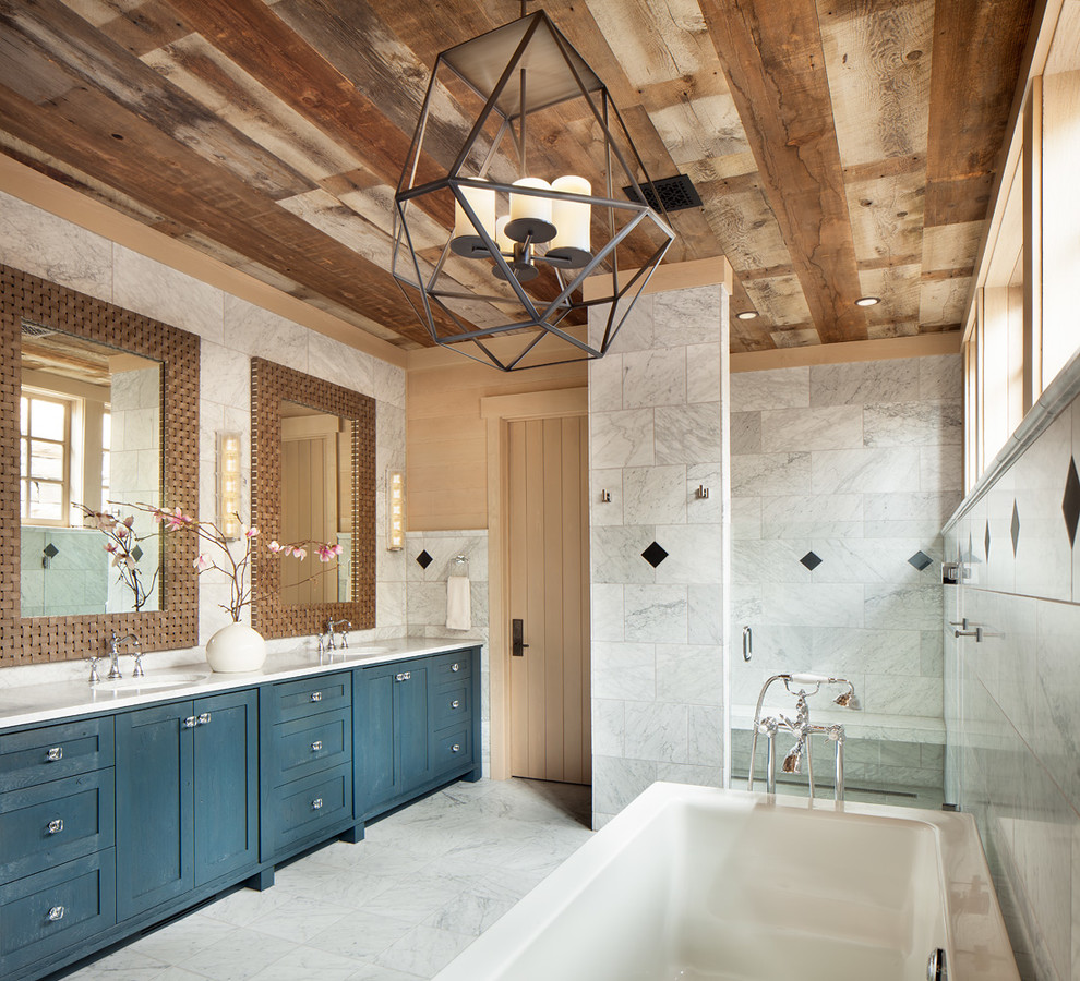 Exempel på ett rustikt vit vitt badrum, med släta luckor, blå skåp, ett fristående badkar, en hörndusch, vit kakel, marmorkakel, ett undermonterad handfat, marmorbänkskiva och med dusch som är öppen