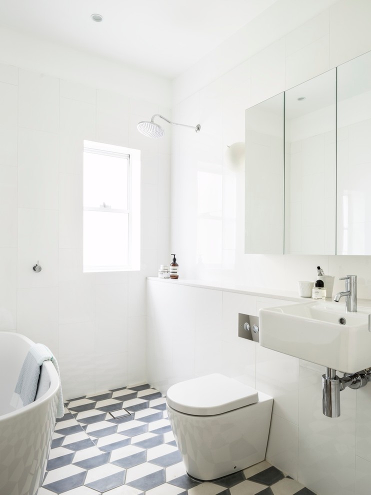 Свежая идея для дизайна: ванная комната в морском стиле с подвесной раковиной, черно-белой плиткой и душем без бортиков - отличное фото интерьера