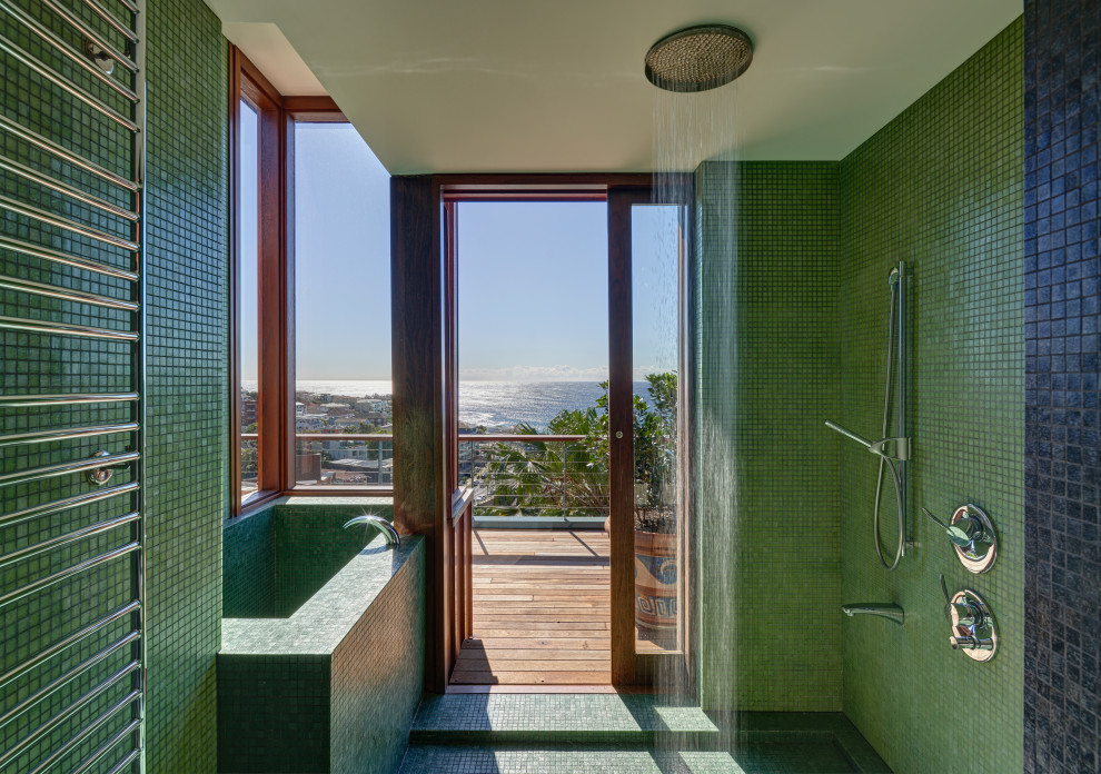 Идея дизайна: ванная комната в морском стиле с угловой ванной, душевой комнатой, зеленой плиткой, плиткой мозаикой, полом из мозаичной плитки, зеленым полом и открытым душем