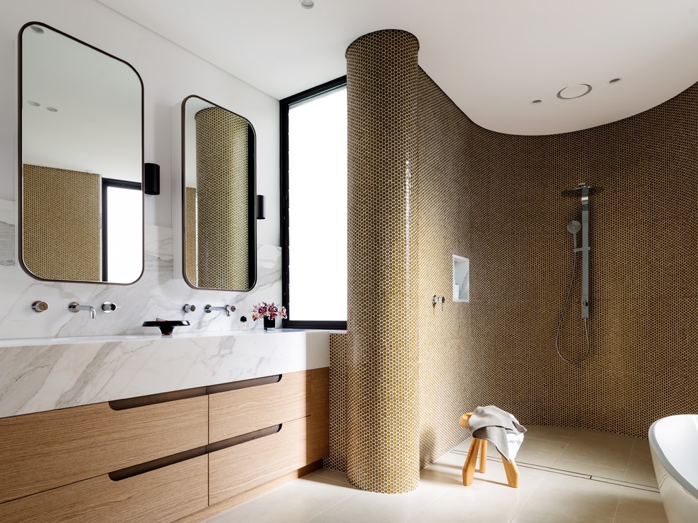 Imagen de cuarto de baño actual con lavabo integrado, armarios con paneles lisos, puertas de armario de madera oscura, bañera exenta y paredes blancas