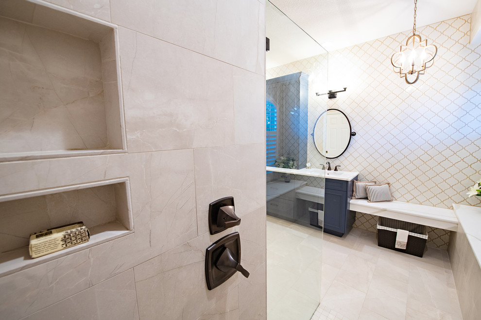 Idéer för att renovera ett mellanstort vintage vit vitt en-suite badrum, med släta luckor, blå skåp, en kantlös dusch, en toalettstol med hel cisternkåpa, beige kakel, porslinskakel, gula väggar, klinkergolv i porslin, ett undermonterad handfat, bänkskiva i kvarts, beiget golv och med dusch som är öppen