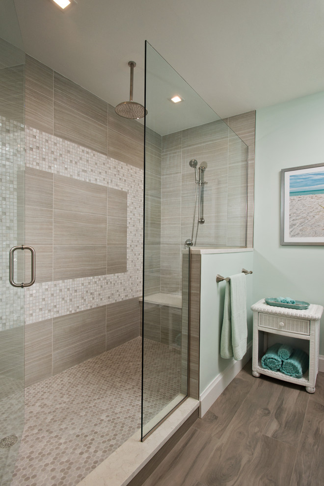 Свежая идея для дизайна: главная ванная комната в морском стиле с синими стенами - отличное фото интерьера