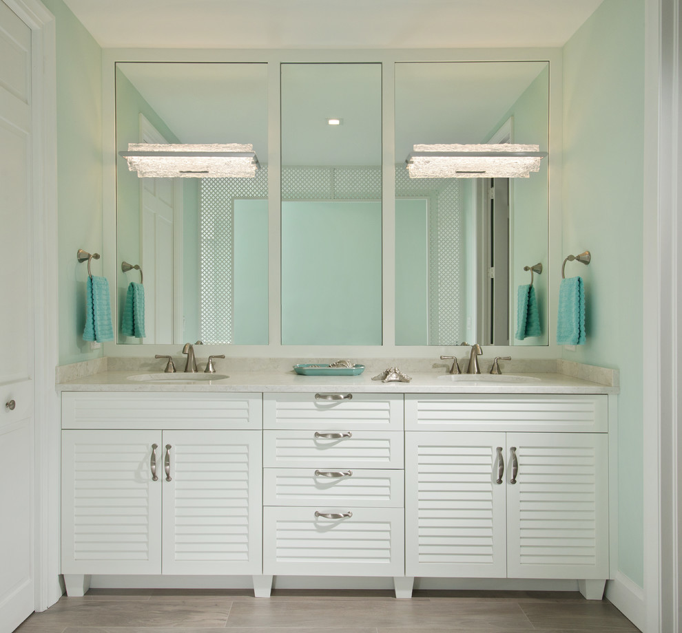 Ispirazione per una stanza da bagno padronale stile marinaro con ante a persiana, ante bianche e pareti blu