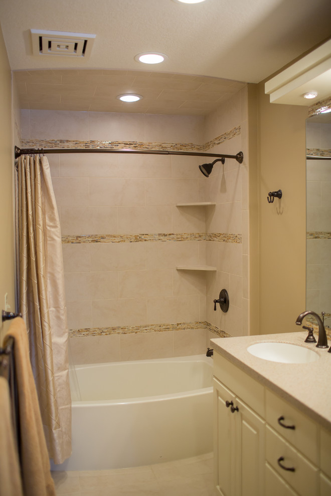 Exemple d'une salle de bain principale chic de taille moyenne avec un placard avec porte à panneau surélevé, des portes de placard blanches, une baignoire en alcôve, un combiné douche/baignoire, WC séparés, un mur beige, un lavabo encastré, un plan de toilette en terrazzo et une cabine de douche avec un rideau.