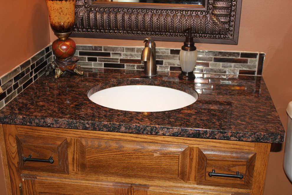 Inredning av ett klassiskt mellanstort badrum, med luckor med upphöjd panel, skåp i mellenmörkt trä, ljust trägolv, orange väggar och ett undermonterad handfat