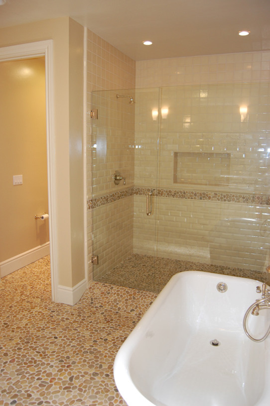 Modernes Badezimmer mit freistehender Badewanne, bodengleicher Dusche und beigen Fliesen in Hawaii