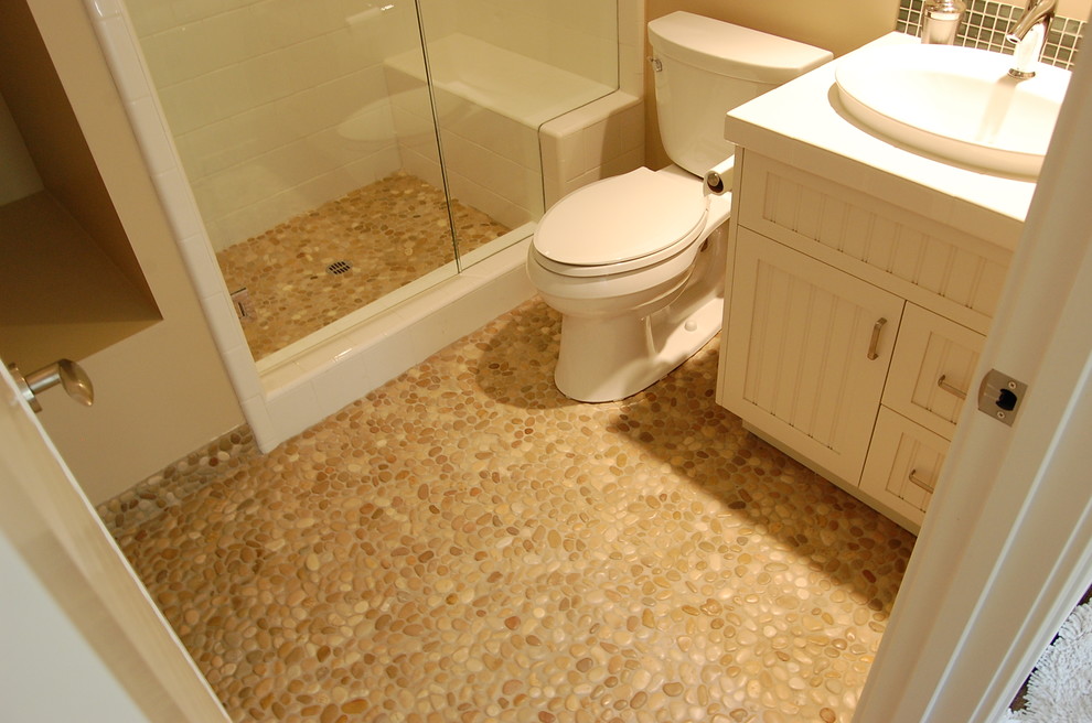 Modernes Badezimmer mit Aufsatzwaschbecken, bodengleicher Dusche und weißen Fliesen in San Diego