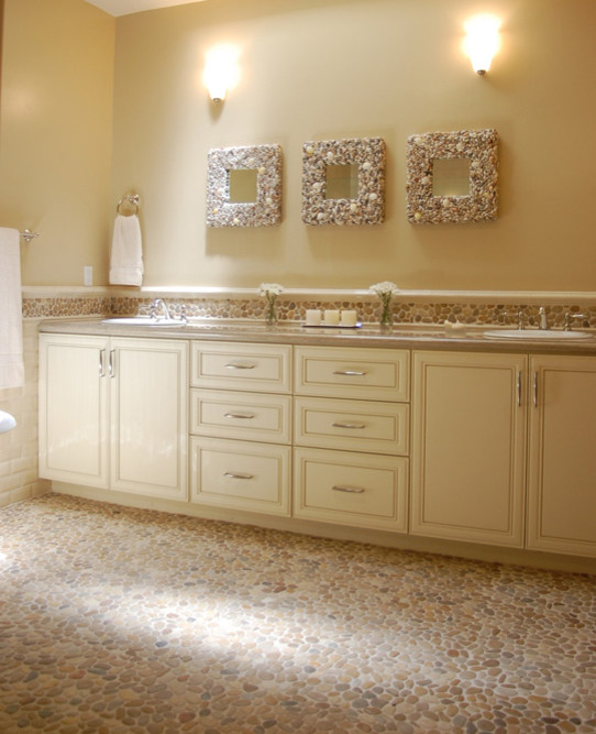 Diseño de cuarto de baño moderno con lavabo sobreencimera, ducha a ras de suelo y baldosas y/o azulejos blancos