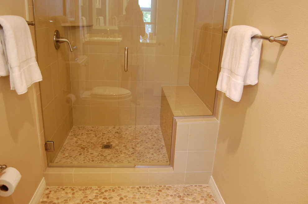 Imagen de cuarto de baño actual con ducha empotrada, baldosas y/o azulejos beige y baldosas y/o azulejos de porcelana