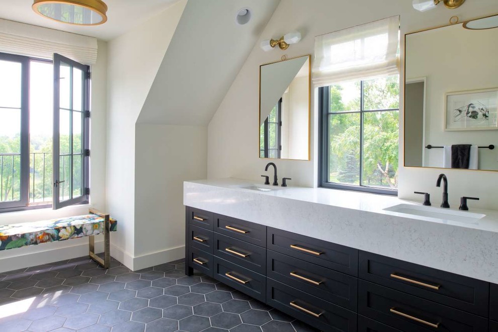 Modernes Badezimmer En Suite mit flächenbündigen Schrankfronten, schwarzen Schränken, weißer Wandfarbe, Porzellan-Bodenfliesen, Unterbauwaschbecken, Granit-Waschbecken/Waschtisch, grauem Boden und weißer Waschtischplatte in Minneapolis